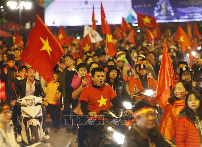 Trong ảnh: Người dân Thủ đô Hà Nội mừng đội tuyển Việt Nam vô địch AFF Suzuki Cup 2018 tại quảng trường Cách mạng tháng Tám, Nhà hát Lớn Hà Nội. ảnh: Doãn Tấn - TTXVN