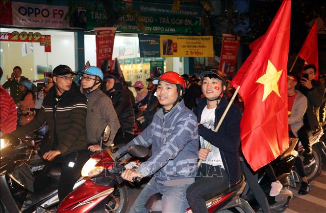 Trong ảnh: Người hâm mộ thành phố Nam Định ăn mừng chiến thắng lịch sử của đội tuyển Việt Nam. Ảnh: Văn Đạt - TTXVN

