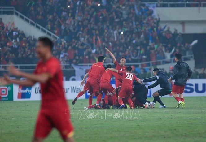Trong ảnh: Các cầu thủ Việt Nam ăn mừng sau khi trọng tài người Iran Alireza Faghani thổi còi kết thúc trận đấu. Ảnh: Trọng Đạt - TTXVN