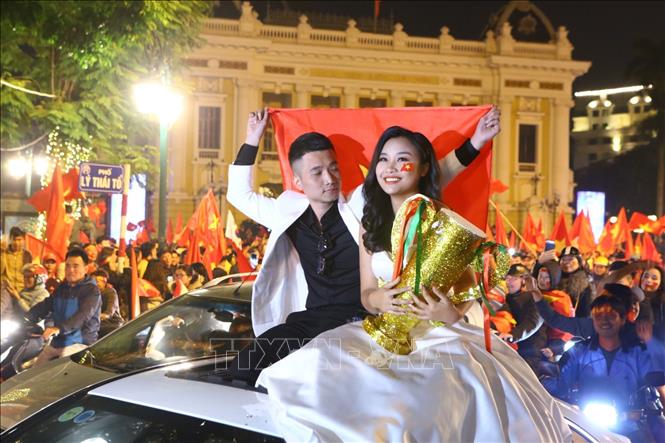 Trong ảnh: Người hâm mộ Thủ đô mừng chiến thắng của đội tuyển Việt Nam. Ảnh: Minh Quyết - TTXVN