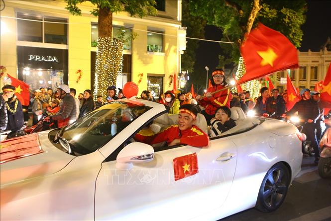 Trong ảnh: Người hâm mộ Thủ đô mừng chiến thắng của đội tuyển Việt Nam. Ảnh: Minh Quyết - TTXVN