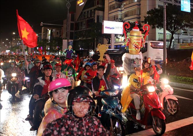 Trong ảnh: Người dân Đà Nẵng đổ ra đường ăn mừng và chung vui chiến thắng với đội tuyển Việt Nam. Ảnh: Trần Lê Lâm - TTXVN