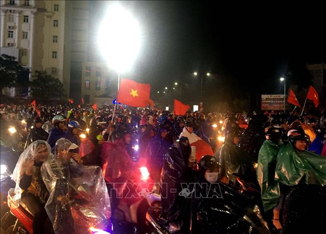 Trong ảnh: Tại thành phố Huế, bất chấp trời mưa, hàng vạn người đổ ra đường reo hò, mừng chiến thắng của đội tuyển Việt Nam.
Ảnh: Quốc Việt - TTXVN