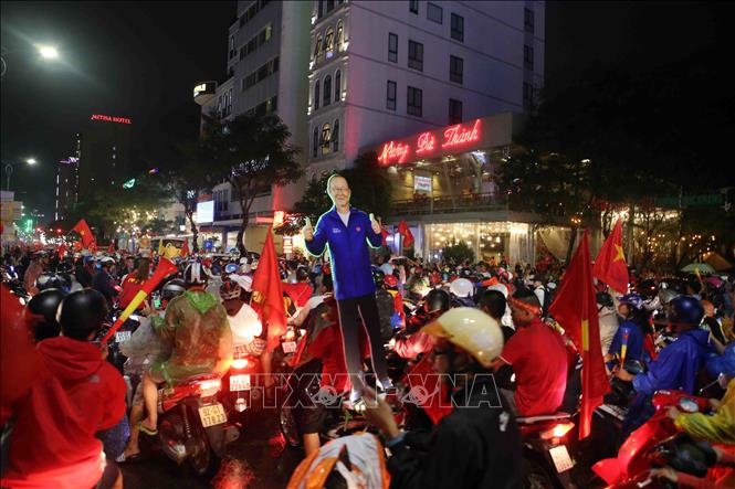 Trong ảnh: Người dân Đà Nẵng đổ ra đường ăn mừng và chung vui chiến thắng với đội tuyển Việt Nam. Ảnh: Trần Lê Lâm - TTXVN