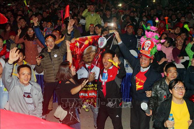 Trong ảnh: Người hâm mộ Hà Nam trắng đêm mừng chức vô địch của đội tuyển Việt Nam. Ảnh: Đại Nghĩa- TTXVN