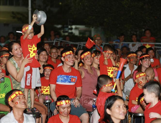 Trong ảnh: Các bệnh nhân và người thân đang điều trị tại Bệnh viện Ung bướu TP.Hồ Chí Minh ăn mừng chiến thắng của đội tuyển Việt Nam. Ảnh: Đinh Hằng - TTXVN