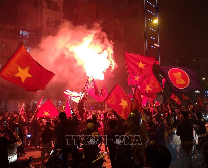 Trong ảnh: Người dân Thủ đô xuống đường ăn mừng chiến thắng đội tuyển Việt Nam. Ảnh: Thanh Tùng-TTXVN