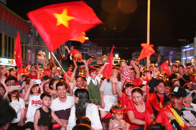 Người dân thành phố Long Xuyên (An Giang) tập trung về quảng trường Trưng Nữ Vương ăn mừng chiến thắng của đội tuyển. Ảnh: Công Mạo-TTXVN 