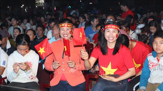 Trong ảnh: Người dân Bình Phước vui mừng đội nhà vô địch. Ảnh: K GỬIH -TTXVN