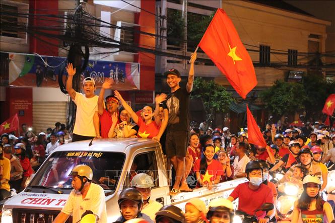 Người dân thành phố Long Xuyên (An Giang) đổ ra đường mừng tuyển Việt Nam vô địch AFF Cúp 2018. Ảnh: Công Mạo-TTXVN

