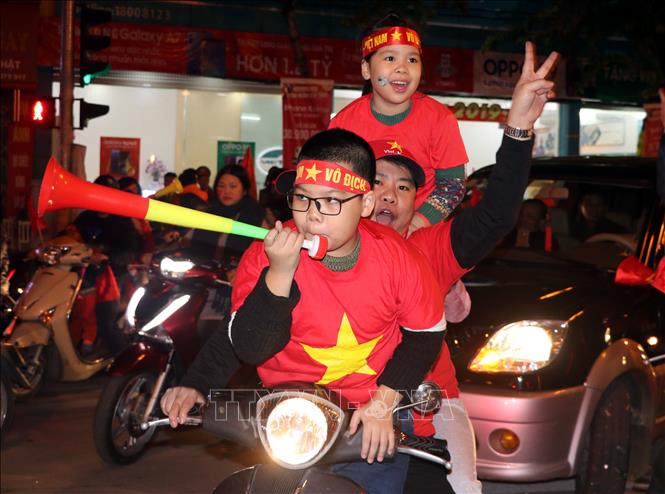 Trong ảnh: Người hâm mộ thành phố Nam Định ăn mừng chiến thắng lịch sử của đội tuyển Việt Nam. Ảnh: Văn Đạt - TTXVN

