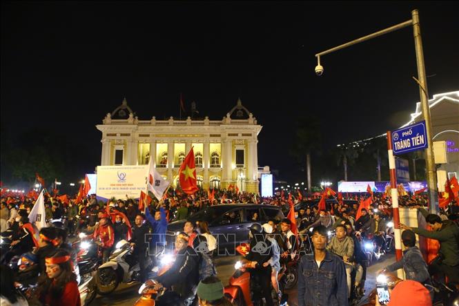 Trong ảnh: Người hâm mộ Thủ đô mừng chiến thắng của đội tuyển Việt Nam. Ảnh: Minh Quyết - TTXVN