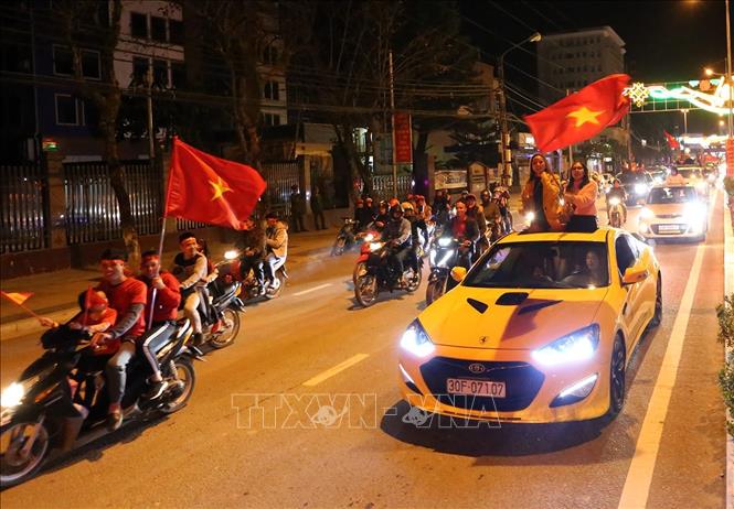 Trong ảnh: Cổ động viên tỉnh Điện Biên diễu hành mừng chiến thắng của đội tuyển Việt Nam. Ảnh: Phan Tuấn Anh - TTXVN