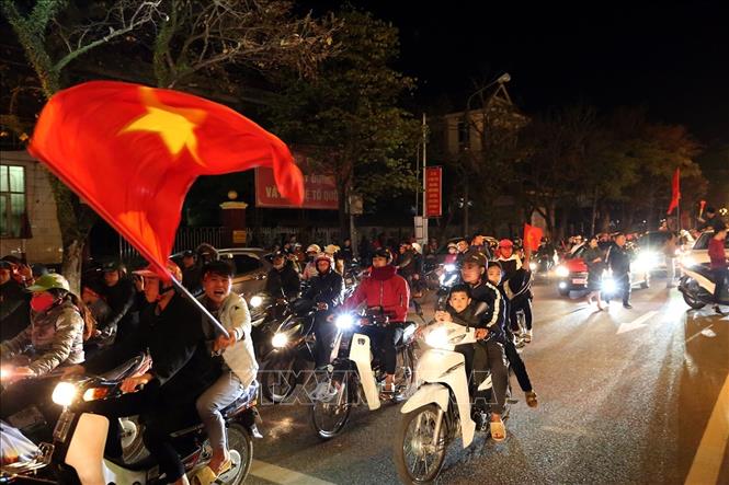 Trong ảnh: Cổ động viên tỉnh Điện Biên diễu hành mừng chiến thắng của đội tuyển Việt Nam. Ảnh: Phan Tuấn Anh - TTXVN