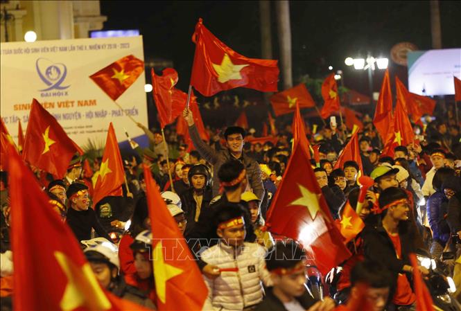 Trong ảnh: Người dân Thủ đô Hà Nội mừng đội tuyển Việt Nam đã trở thành nhà vô địch của AFF Suzuki Cup 2018 tại quảng trường Cách mạng tháng Tám, Nhà hát Lớn Hà Nội. ảnh: Doãn Tấn - TTXVN