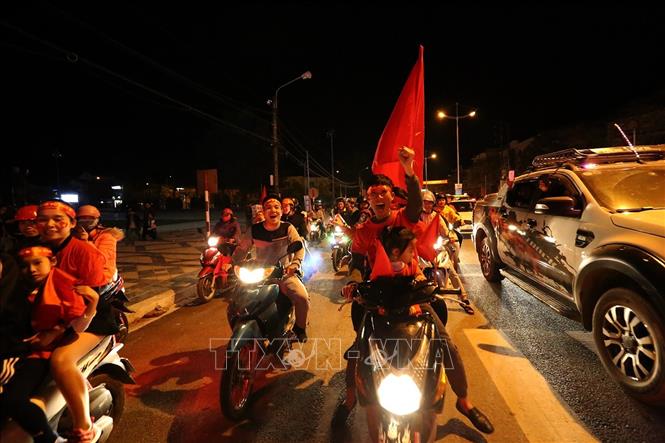 Trong ảnh: Cổ động viên tỉnh Điện Biên vui mừng chiến thắng của đọi tuyển Việt Nam. Ảnh: Phan Tuấn Anh - TTXVN
