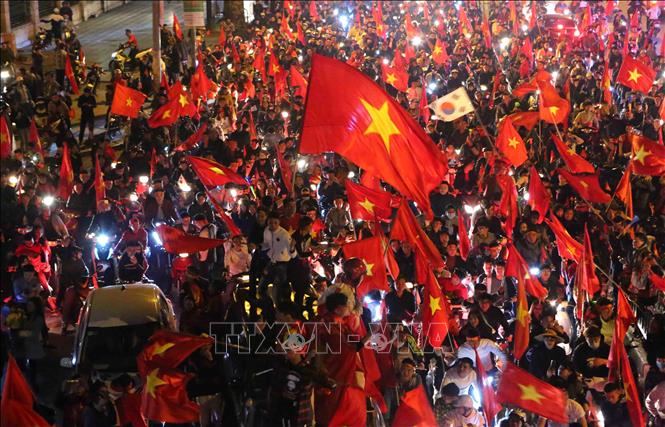 Trong ảnh: Người hâm mộ Thủ đô xuống đường ăn mừng sau khi Đội tuyển Việt Nam giành chức vô địch. Ảnh: Thành Đạt – TTXVN
