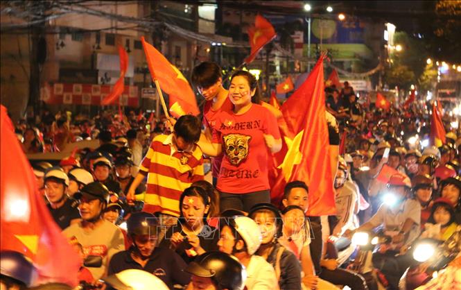 Người dân thành phố Long Xuyên (An Giang) đổ ra đường mừng tuyển Việt Nam vô địch AFF Cúp 2018. Ảnh: Công Mạo-TTXVN

