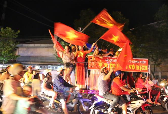 Người dân thành phố Long Xuyên (An Giang) đổ ra đường mừng tuyển Việt Nam vô địch AFF Cup 2018. Ảnh: Công Mạo-TTXVN
