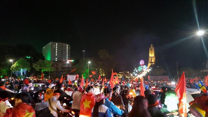 Trong ảnh: Dòng người ăn mừng chiến thắng của đội tuyển Việt Nam tại trung tâm thành phố Thái Nguyên. Ảnh: Quân Trang - TTXVN