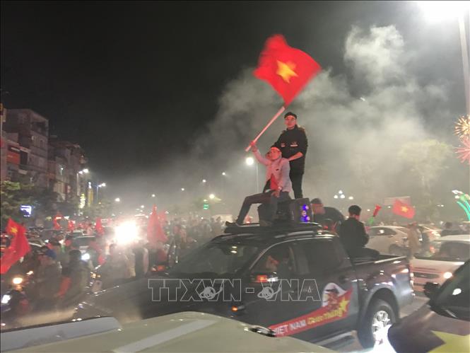 Trong ảnh: Người dân tập trung tại trung tâm thành phố Hạ Long chúc mừng thầy trò HLV Park Hang-seo vô địch Đông Nam Á. Ảnh: Trung Nguyên-TTXVN