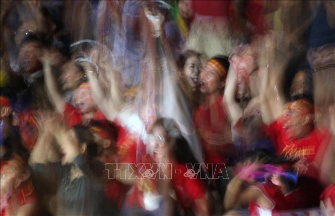 Trong ảnh: Người dân Hậu Giang vui mừng ngay sau khi đội tuyển Việt Nam mở tỷ số 1 - 0. Ảnh: Duy Khương – TTXVN