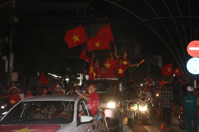 Trong ảnh: Người dân Bạc Liêu xuống đường mừng Việt Nam vô địch AFF Suzuki Cup 2018. Ảnh: Nhật Bình – TTXVN.
