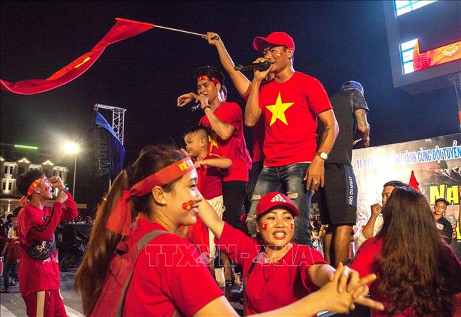 Trong ảnh: Người hâm mộ Kiên Giang ăn mừng Việt Nam vô địch AFF Suzuki Cup 2018. Ảnh: Hồng Đạt - TTXVN
