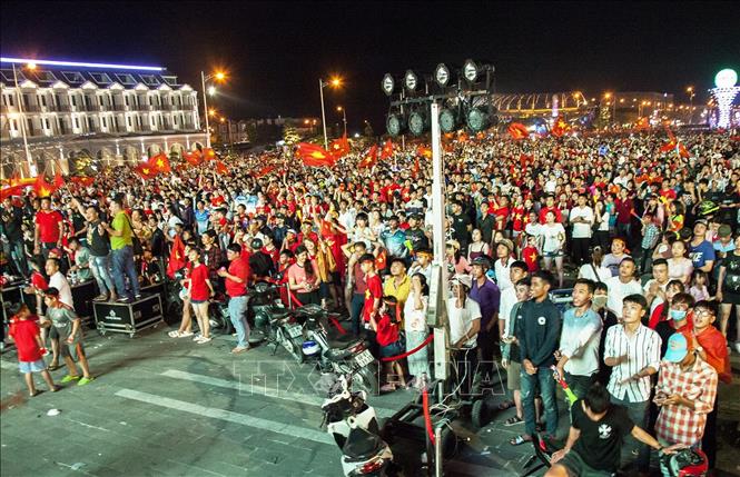 Trong ảnh: Hàng nghìn người dân tập trung tại quảng trường Phú Cường mừng chức vô địch Đông Nam Á của Việt Nam. Ảnh: Hồng Đạt - TTXVN
