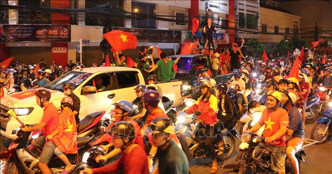 Trong ảnh: Người dân thành phố Long Xuyên (An Giang) đổ ra đường mừng đội tuyển Việt Nam vô địch AFF Cup 2018. Ảnh: Công Mạo-TTXVN

