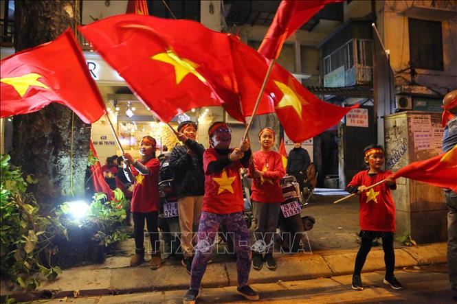 Trong ảnh: Người dân Thủ đô ăn mừng sau đội tuyển Việt Nam giành chức vô địch. Ảnh: Thành Đạt – TTXVN
