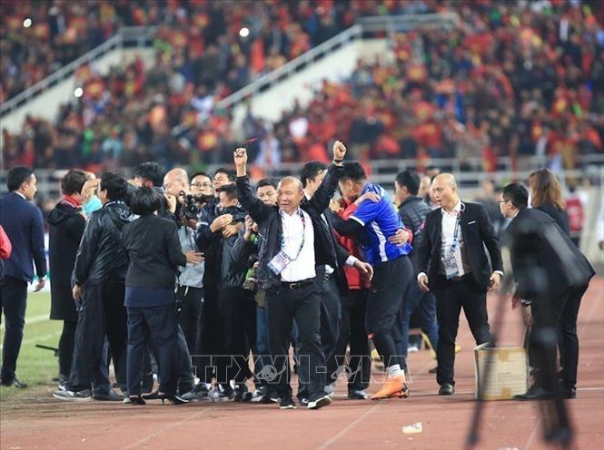 Photo: Korean coach Park Hang-seo celebrates Vietnamese players’ victory. VNA Photo