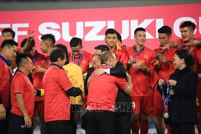 Photo: Prime Minister Nguyen Xuan Phuc hugs Korean coach Park Hang-seo of the Vietnamese team at the award ceremony. VNA Photo