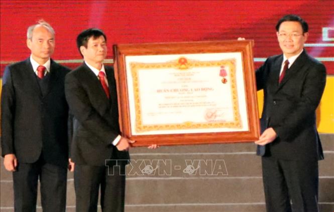 Đồng chí Vương Đình Huệ, Ủy viên Bộ Chính trị, Phó Thủ tướng Chính phủ trao Huân chương Lao động hạng Nhất cho cán bộ và nhân dân huyện Cẩm Giàng. Ảnh: Mạnh Tú - TTXVN