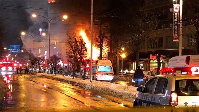 Trong ảnh: Lửa bốc lên sau vụ nổ tại nhà hàng ở Sapporo, thủ phủ tỉnh Bắc Hokkaido, Nhật Bản ngày 16/12/2018. Ảnh: AP/ TTXVN