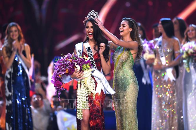 Trong ảnh: Người đẹp Phillipines Catriona Gray (trái, phía trước) đăng quang Hoa hậu Hoàn vũ 2018 tại cuộc thi chung kết ở Bangkok, Thái Lan ngày 17/12/2018. Ảnh: AFP/ TTXVN