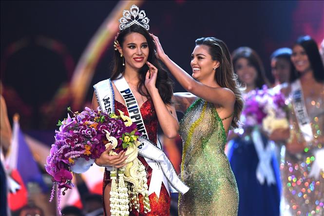 Trong ảnh: Người đẹp Phillipines Catriona Gray (trái) giây phút đăng quang Hoa hậu Hoàn vũ 2018 tại chung kết cuộc thi ở Bangkok, Thái Lan ngày 17/12/2018. Ảnh: AFP/ TTXVN