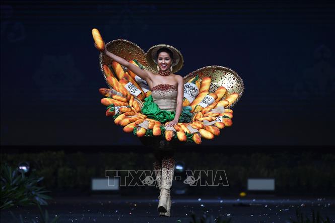 Trong ảnh: Hoa hậu Hoàn vũ Việt Nam H'Hen Nie trình diễn trang phục dân tộc tại vòng chung kết cuộc thi Hoa hậu Hoàn vũ 2018 ở Bangkok, Thái Lan ngày 17/12/2018. Ảnh: AFP/ TTXVN