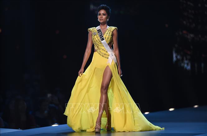Trong ảnh: Hoa hậu Hoàn vũ Việt Nam H'Hen Nie tại vòng chung kết cuộc thi Hoa hậu Hoàn vũ 2018 ở Bangkok, Thái Lan ngày 17/12/2018. Ảnh: AFP/ TTXVN