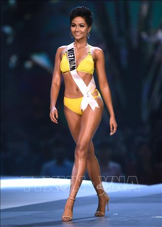 Trong ảnh: Hoa hậu Hoàn vũ Việt Nam H'Hen Nie trình diễn trang phục áo tắm tại vòng chung kết cuộc thi Hoa hậu Hoàn vũ 2018 ở Bangkok, Thái Lan ngày 17/12/2018. Ảnh: AFP/ TTXVN