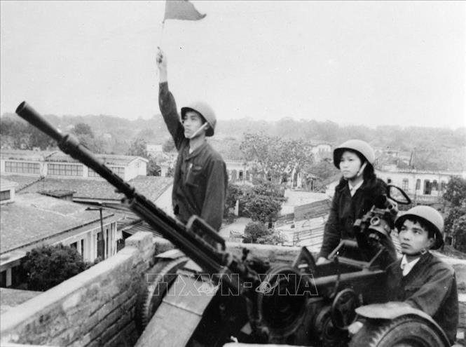 Tự vệ Nhà máy in Tiến Bộ luyện tập sẵn sàng chiến đấu (1972) Ảnh: TTXVN