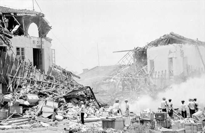 Trạm chống lao khu phố Đống Đa và kho được phẩm 2 HN bị bom Mỹ phá sập 20/6/1972. Ảnh: Ngọc Quán - TTXVN