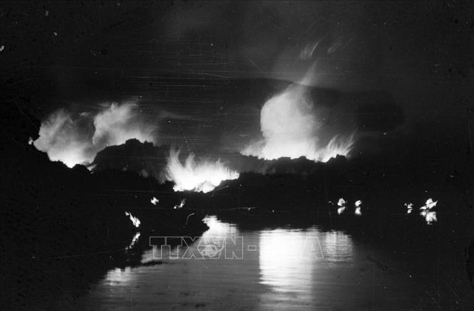Máy bay B-52 bị quân và dân Thủ đô bắn rơi, bốc cháy dữ dội, ngày 27/12/1972. Ảnh: Minh Trường - TTXVN