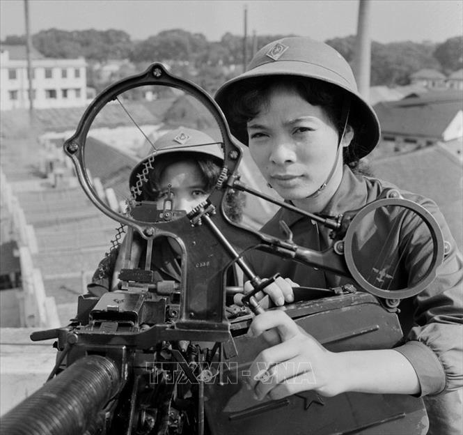 Khẩu đôi 12,7 ly Nhà máy Dệt kim Đông Xuân luyện tập sẵn sàng chiến đấu (2/1972) Ảnh: TTXVN