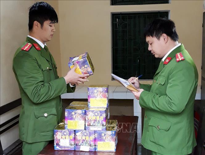 Trong ảnh: Tang vật bị Công an huyện Ý Yên, tỉnh Nam Định thu giữ. Ảnh: Văn Đạt - TTXVN