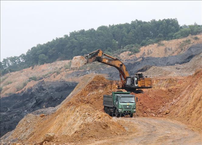 Trong ảnh: Bóc đất đá phục vụ khai thác than tại khai trường Công ty than Núi Hồng (Đại Từ, Thái Nguyên). Ảnh: Hoàng Nguyên - TTXVN