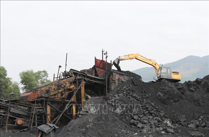 Trong ảnh: Hệ thống sàng tuyển than của Công ty than Núi Hồng - VVMI tại xã Yên Lãng (Đại Từ, Thái Nguyên). Ảnh: Hoàng Nguyên - TTXVN