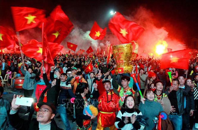 Việt Nam đã vô địch AFF Suzuki Cup 2018 với sự chơi đẹp và quả cảm của các cầu thủ. Cả nước chào đón chiến thắng này với niềm vui và tự hào. Để hiểu hơn về những khoảnh khắc đáng nhớ trong trận đấu vô địch, hãy xem hình ảnh liên quan đến sự kiện này!