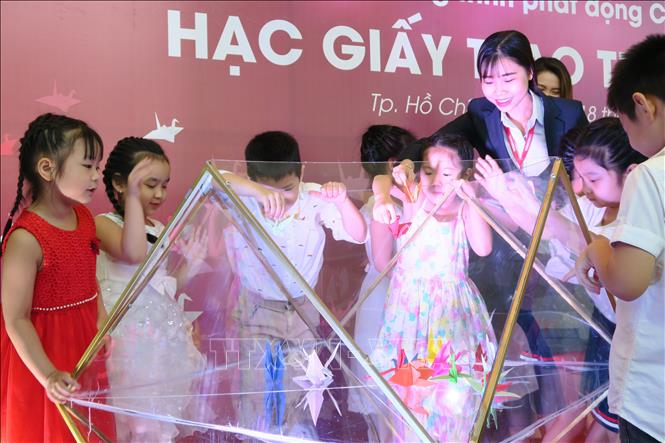 Trong ảnh: Các em học sinh tại một trường mầm non trên địa bàn quận Bình Tân gấp hạc giấy ủng hộ Chiến dịch “Hạc giấy trao triệu niềm tin”. Ảnh: Đinh Hằng –TTXVN