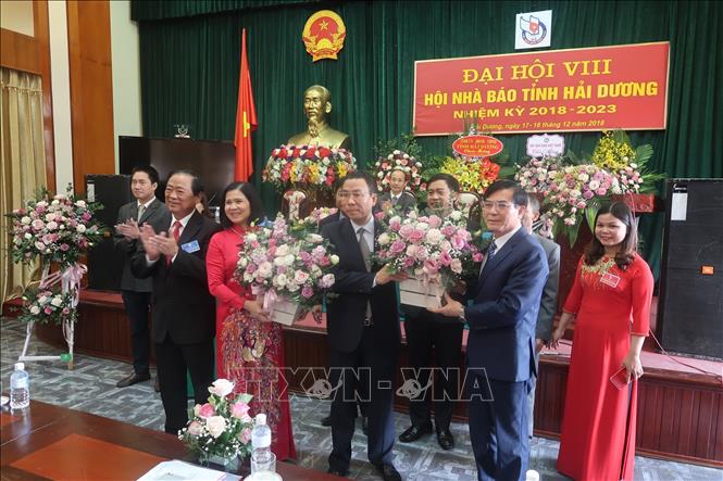 Trong ảnh: Lãnh đạo tỉnh Hải Dương tặng hoa chúc mừng Ban Chấp hành Hội Nhà báo tỉnh Hải Dương khoá 8, nhiệm kỳ 2018-2023. Ảnh: Hiền Anh-TTXVN
